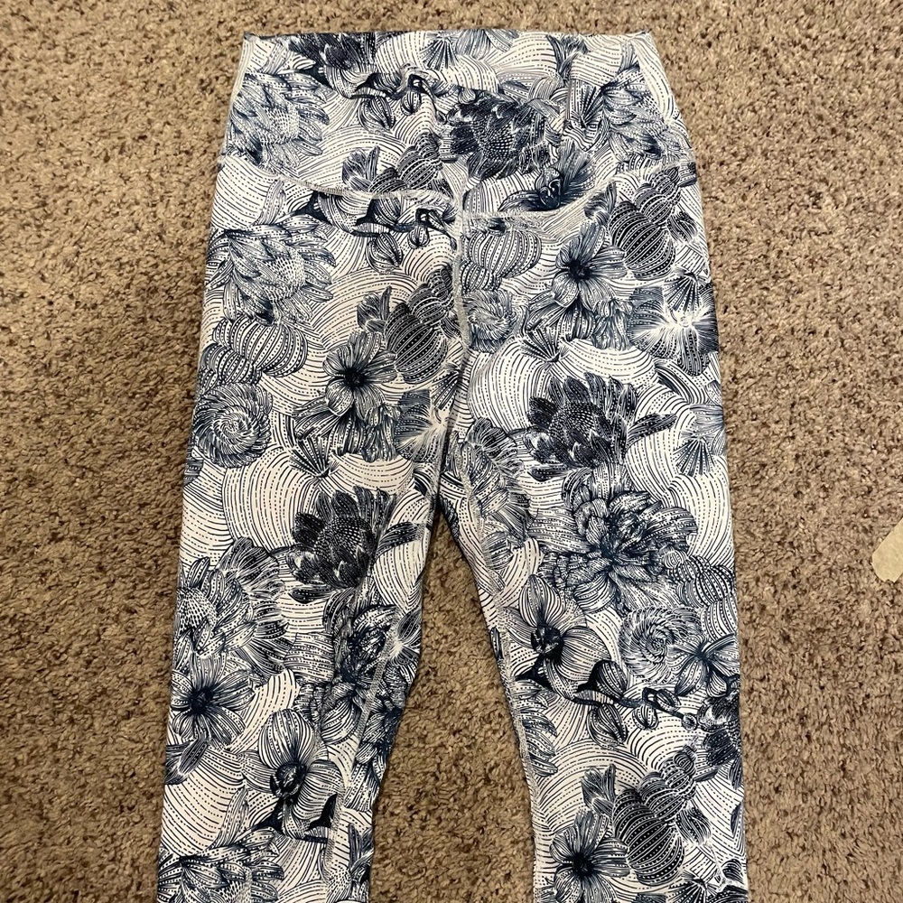 Fabletics floral capris size medium